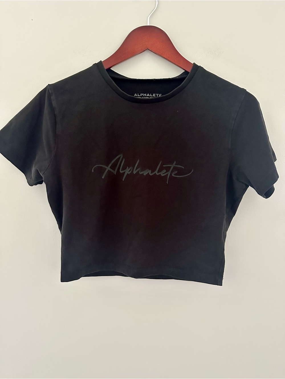 Alphalete Women's Black Cropped Tapered Lifestyle Fit Cotton Logo Tee Sz M